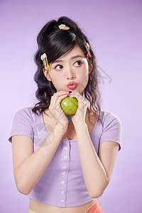 可爱女孩手中的苹果图片