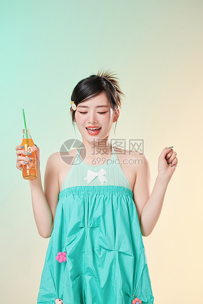 夏日喝汽水的女性图片