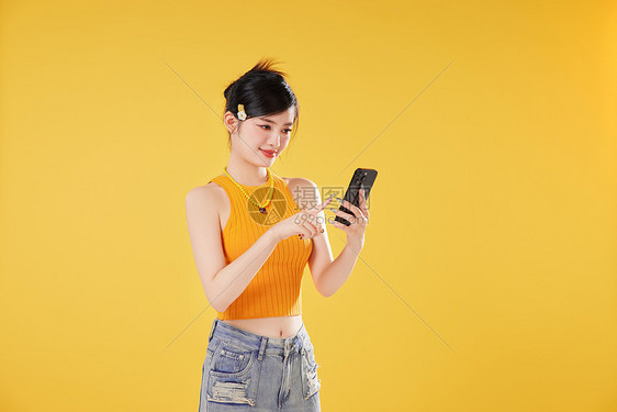 操作手机的青春少女图片
