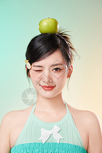 头顶青苹果的可爱女生图片