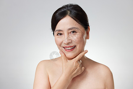 中年女性展示面部皮肤图片