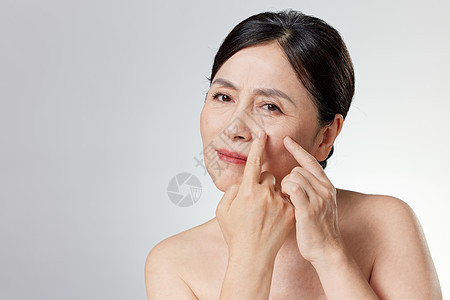 中年女性面临肌肤问题图片