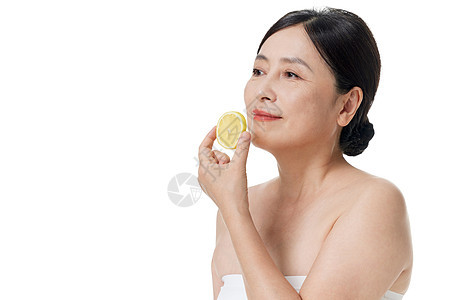 中年女性吃柠檬片图片