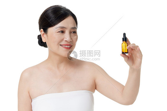 使用精华液的中年女性图片