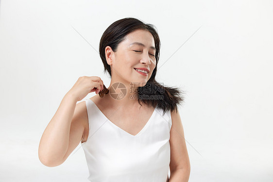 中年女性使用按摩梳护理肩颈图片