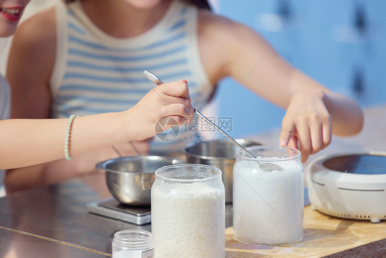 手工制作香薰蜡烛特写图片