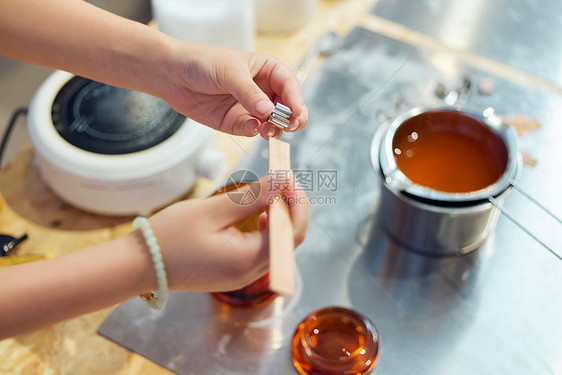 手工制作香薰蜡烛特写图片