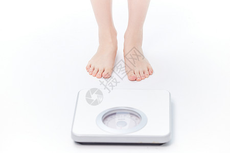女性使用体重秤特写图片