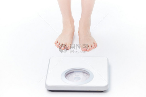 女性使用体重秤特写图片