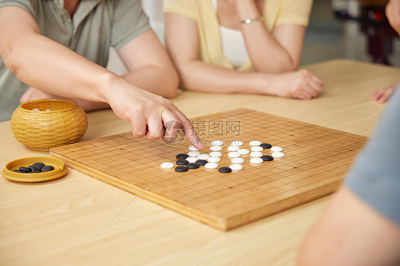 在活动室下棋的老人图片