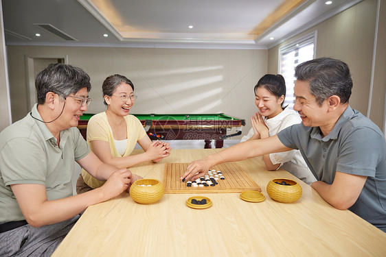 护工陪同老人在活动室下棋图片