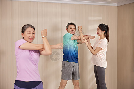 养老院老人在教练指导下锻炼运动图片