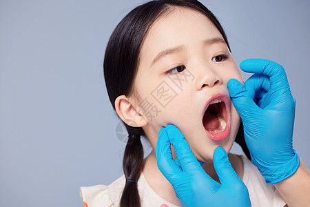 小女孩张大嘴巴检查口腔牙齿图片