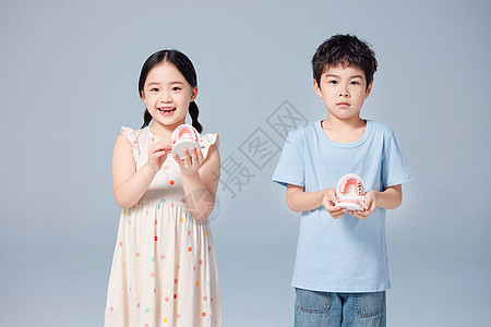 手拿牙齿模型的儿童图片