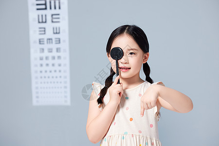 小女孩体检验光检查视力高清图片