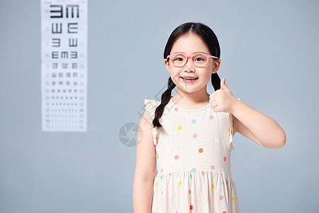 捂眼睛小女孩戴眼镜的小女孩形象背景