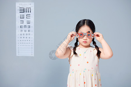 在验光检测视力的小女孩图片