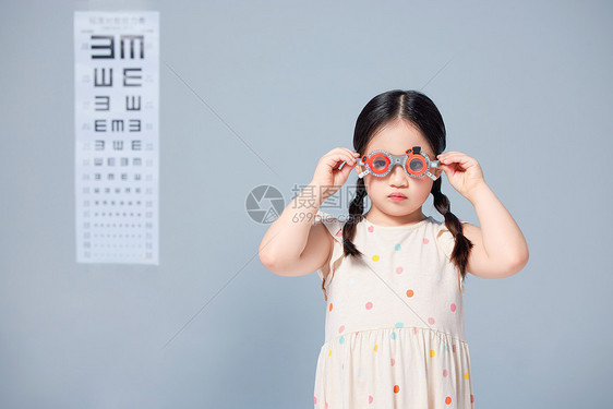 在验光检测视力的小女孩图片
