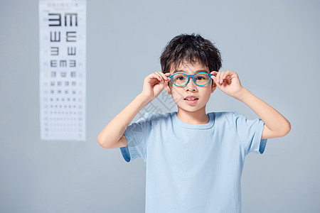小男孩在眼科检测视力图片