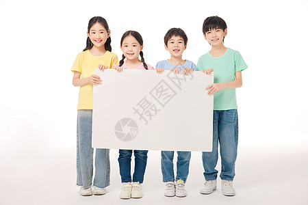 儿童一起手举白板子高清图片