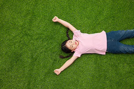 躺在草坪上休息的可爱小女孩图片
