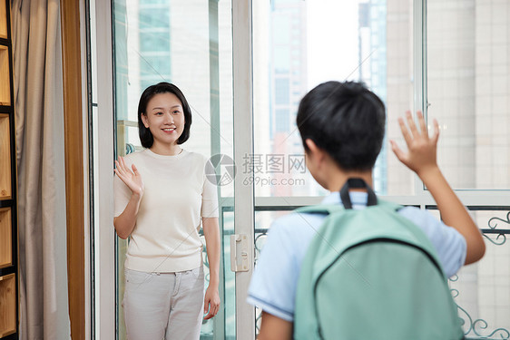 去上学的男孩给和母亲告别图片