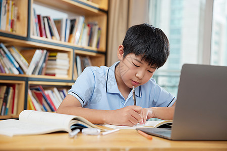 在线学习电脑前认真学习的男孩背景