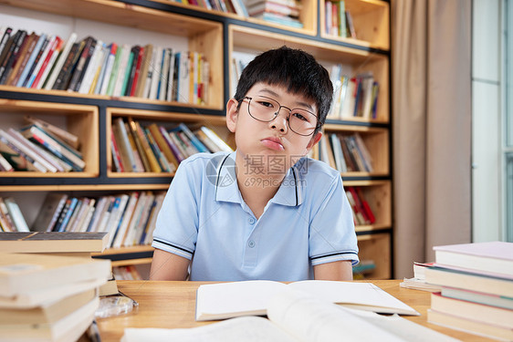 书桌前不爱学习的男孩图片