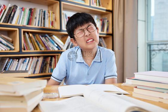 学习烦躁的男孩图片