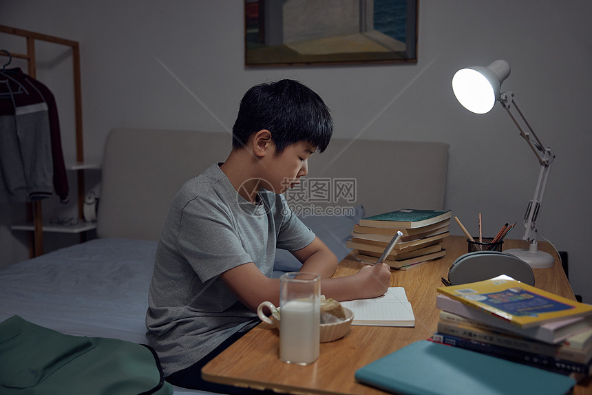 深夜写作业的男孩高清图片下载-正版图片507720621-摄图网