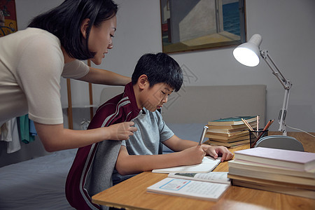 妈妈给备考的男孩披上衣服图片