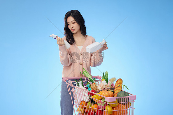 女性购物挑选商品图片