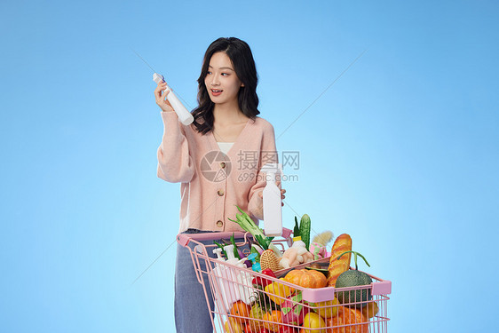 女性购物挑选商品图片