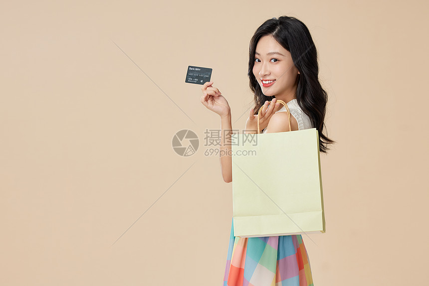 女性线下购物刷信用卡图片