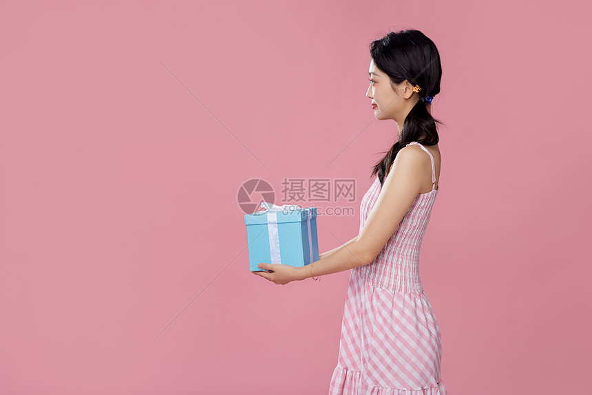 女性侧面手拿礼物盒图片