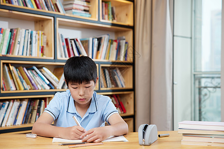 书桌学习男孩安静地在书房做作业背景