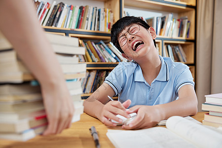 厌学的孩子抗拒做作业高清图片