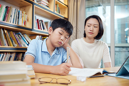 学习交流妈妈生气地看着犯困的孩子背景