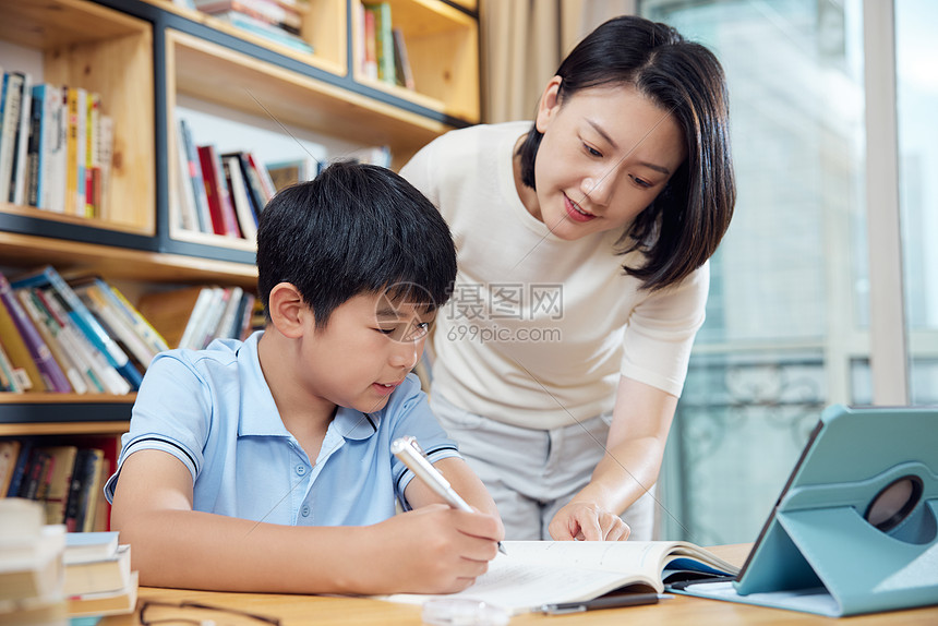 妈妈耐心地给孩子指导作业图片