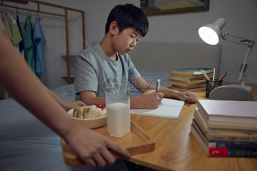 妈妈为写作业的男孩送蛋糕图片