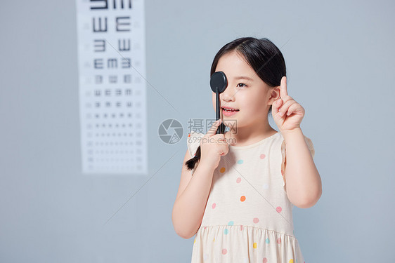 小女孩正在做视力测试图片