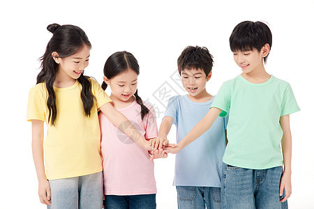 四个小朋友手牵手一起加油打气图片
