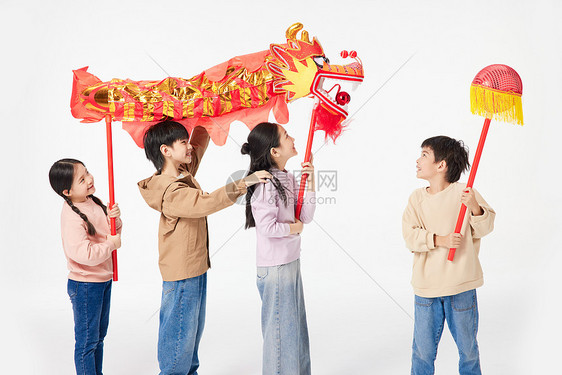 四个小朋友一起舞龙庆祝节日图片