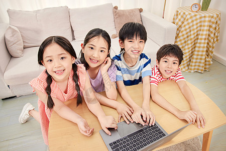 四个小朋友一起在客厅看电脑居家学习图片