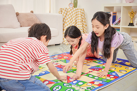 在客厅小女孩三个小朋友在客厅里玩飞行棋背景