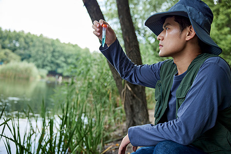 户外检测水质的科研人士图片