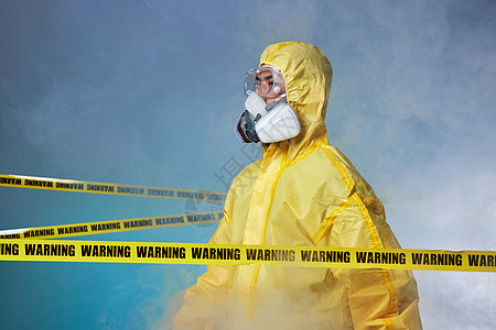 被警戒线环绕的核污染防护人员图片