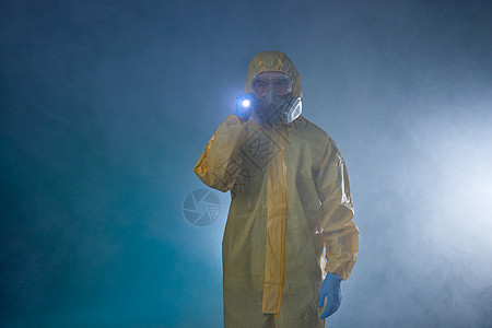 污染现场使用手电照明的科研人员图片