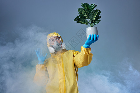 核污染现场的手拿绿植工作人员图片