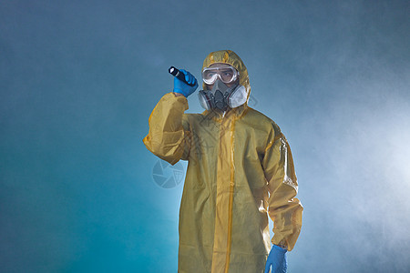 核污染现场使用手电观察的工作人员图片